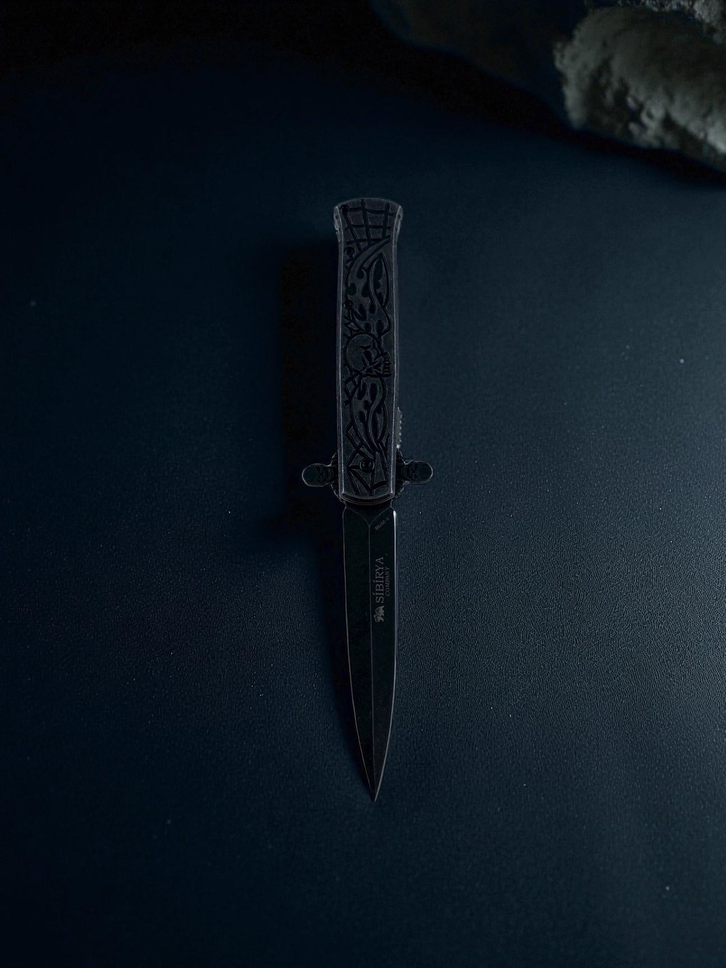 Kurukafa İşlemeli Hançer Çakı Siyah
