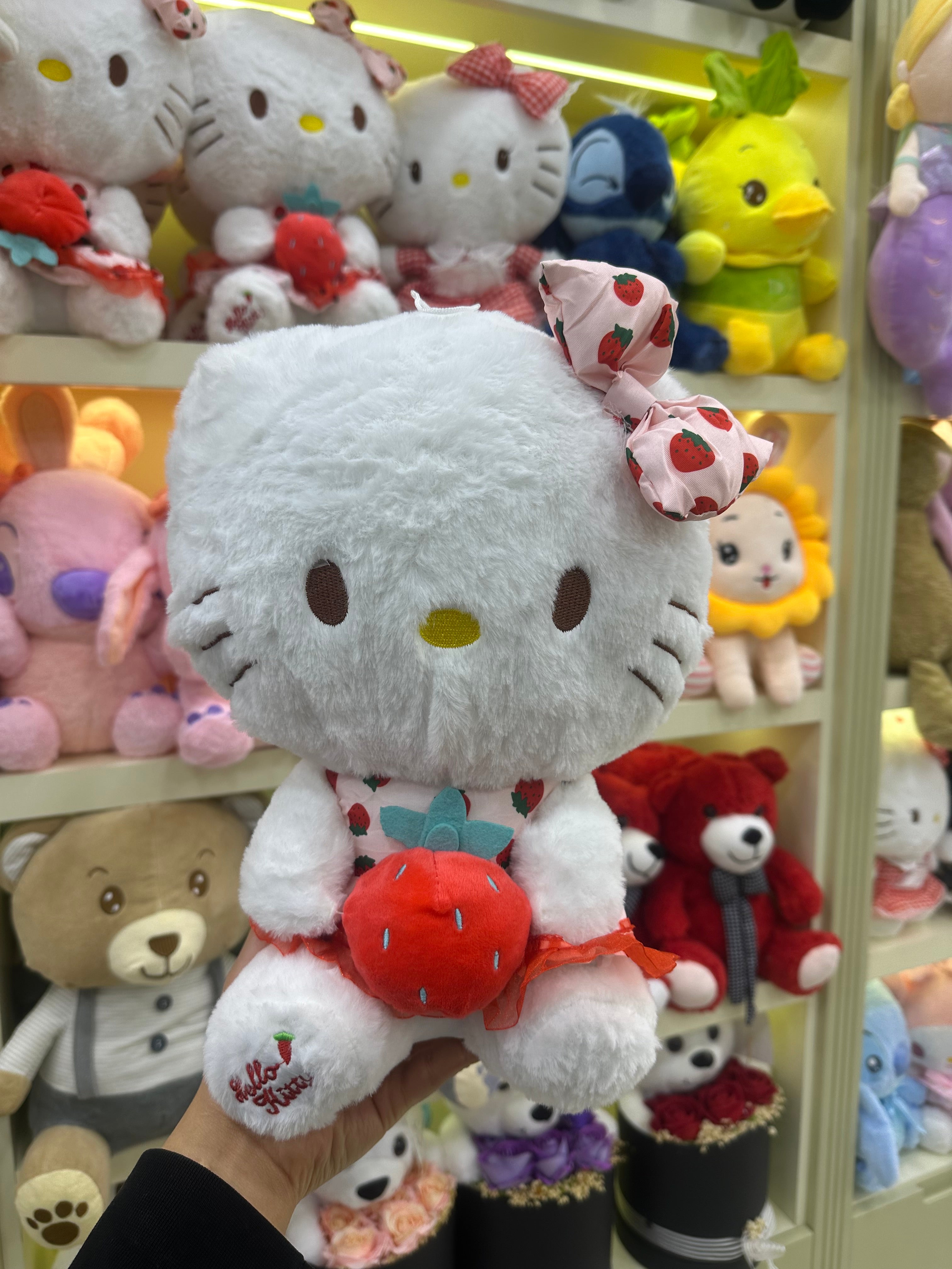 Çilekli Kıyafet Giyen Hello Kitty Peluş
