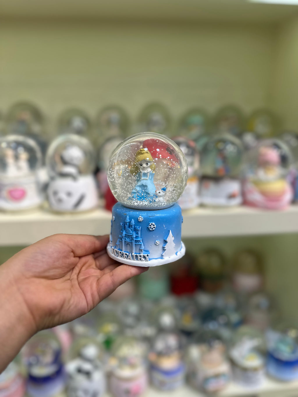 Frozen Prenses Figürlü Orta Boy Kar Küresi