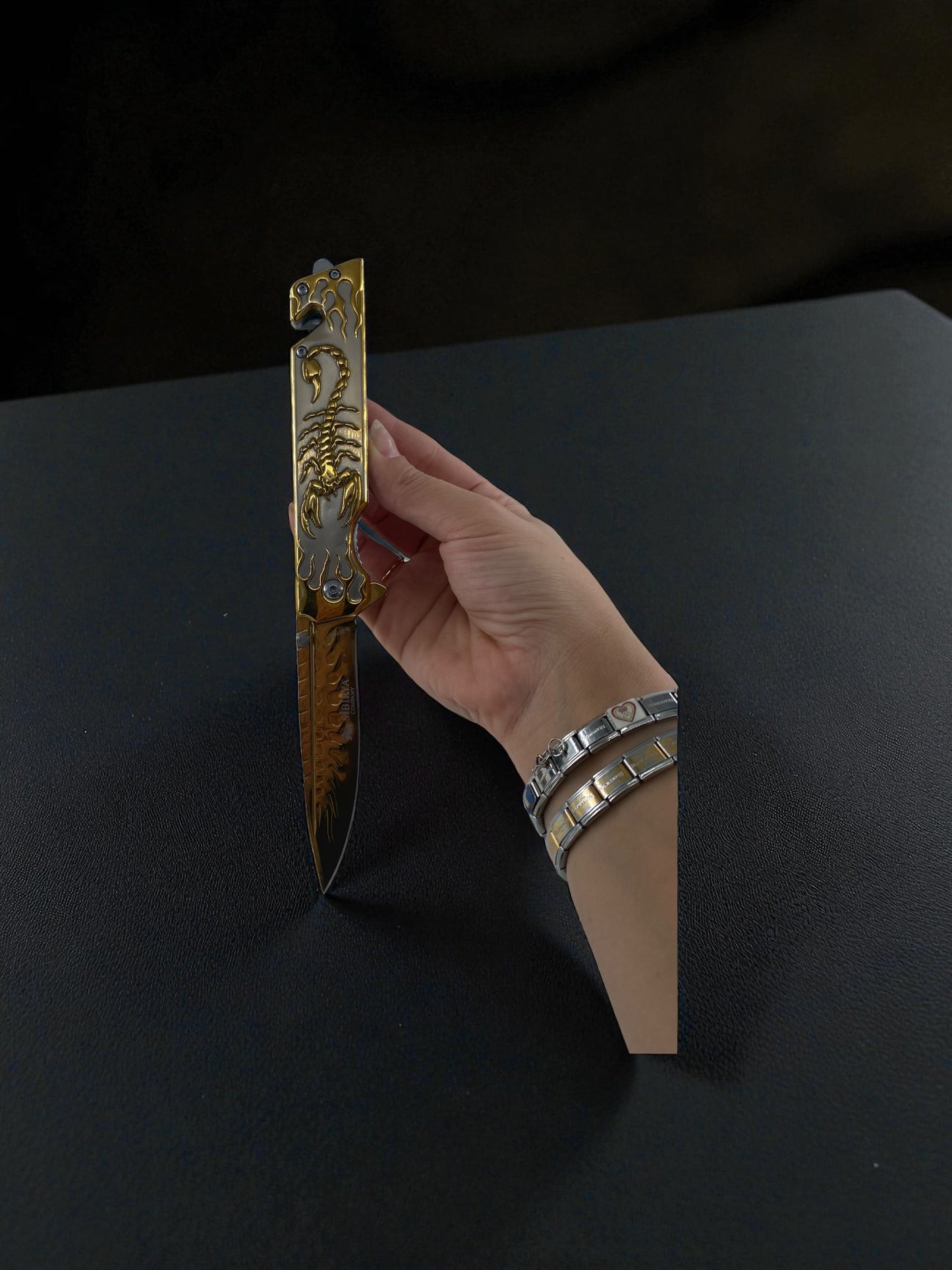 Altın Renk Akrep Desenli Katlanır Çakı