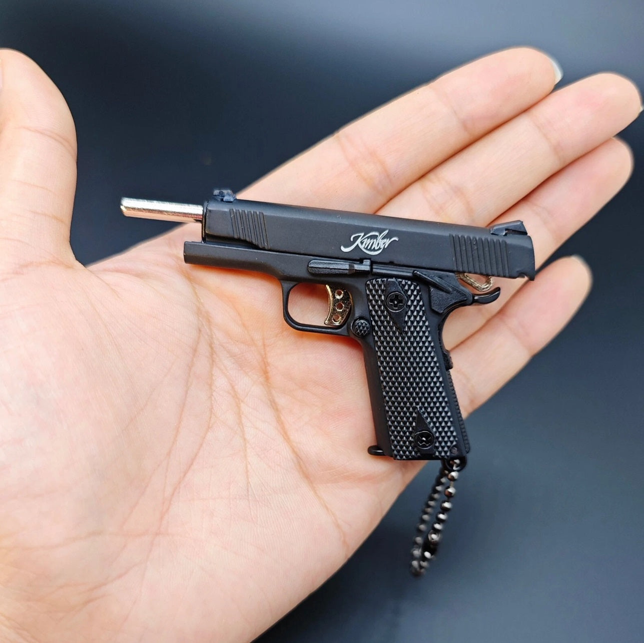 Gerçekçi Sökülebilir ve Kurulabilir Gri Metal Colt Anahtarlık